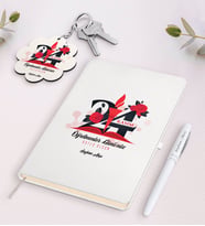 BK Gift Kişiye Özel Öğretmenler Gününüz Kutlu Olsun Beyaz Defter Kalem ve Anahtarlık Hediye Seti-1 (Model 1)