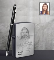 Kişiye Özel Öğretmen Karikatürlü Siyah Çakmak Kalem Hediye Seti Bayan-2 (Model 1)