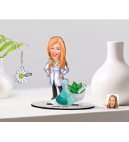BK Gift Kişiye Özel Kadın Eczacı Karikatürlü 3D Ahşap Biblo ve İsimli Silver Papatya Anahtarlık-1 (Model 1)