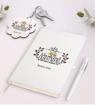 BK Gift Kişiye Özel Yılın En İyi Öğretmeni Beyaz Defter Kalem ve Anahtarlık Hediye Seti-2 (Model 1)