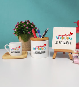 En Yakışıklı Biyolog Hediye Ahşap Altlıklı Türk Kahvesi Fincanı Kalemlik Dekoratif Taş Baskı Hediye Seti