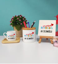 En Yakışıklı Biyolog Hediye Ahşap Altlıklı Türk Kahvesi Fincanı Kalemlik Dekoratif Taş Baskı Hediye Seti