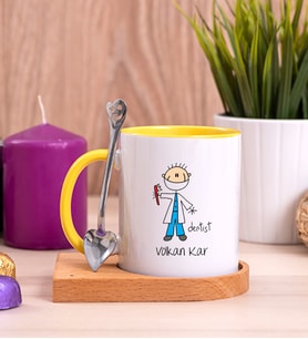 Erkek Diş Hekimi Karikatürü Ahşap Altlıklı Sarı Kupa Bardak
