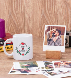 Sevgiliye Hediye İsim ve Kalpli Beyaz Kupa Bardak ve Ahşap Standlı Polaroid Set