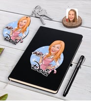 BK Gift Kişiye Özel Kadın Aşçı Karikatürlü Siyah Defter Kalem Ve Anahtarlık Hediye Seti-4 (Model 1)