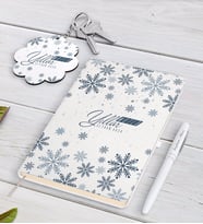 BK Gift Kişiye Özel Yılbaşı Mutlu Yıllar Beyaz Defter Kalem ve Anahtarlık Hediye Seti-17 (Model 1)