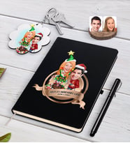 BK Gift Kişiye Özel Yılın En Mükemmel Çifti Karikatürlü Siyah Defter Kalem ve Anahtarlık Hediye Seti-61 (Model 1)