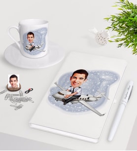 BK Gift Kişiye Özel Erkek Kaptan Pilot Karikatürlü Beyaz Defter Kalem Türk Kahvesi Fincanı Seti (Model 1)