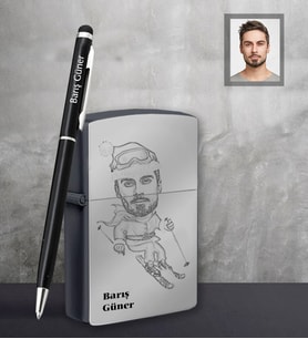 Kişiye Özel Yılbaşı Erkek Karikatürlü Siyah Çakmak Kalem Hediye Seti Model-12 (Model 1)
