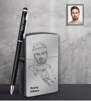 Kişiye Özel Yılbaşı Erkek Karikatürlü Siyah Çakmak Kalem Hediye Seti Model-12 (Model 1)