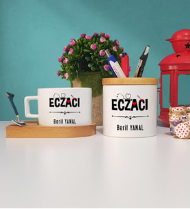 Eczacı Tasarımlı Kişiye Özel Hediye Eczacı Ahşap Altlıklı Fincan ve Kalemlik Seti
