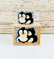 Ahşap Kutusunda Mutlu Aşıklar Penguen Tasarım Kupa Bardak