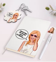 BK Gift Kişiye Özel Kadın Kolay Yetişmiyor Karikatürlü Beyaz Defter Kalem ve Anahtarlık Hediye Seti-4 (Model 1)