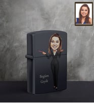 Kişiye Özel Öğretmen Karikatürlü UV Baskılı Siyah Benzinli Çakmak Bayan-1