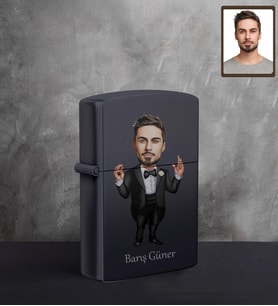 Kişiye Özel Orkestra Şefi Karikatürlü UV Baskılı Siyah Benzinli Çakmak Bay-1