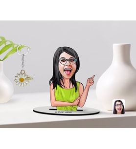 BK Gift Kişiye Özel Kadın Karikatürlü 3D Ahşap Biblo ve İsimli Gold Papatya Anahtarlık-19 (Model 1)