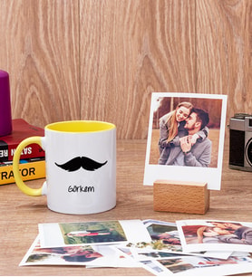 Bıyık Tasarım Sarı Kupa Bardak ve Ahşap Standlı Polaroid Set