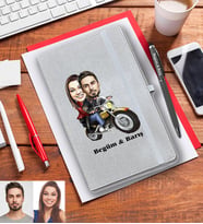 Kişiye Özel Motorcu Sevgili Karikatürlü Gri Defter Kalem Hediye Seti Model 1