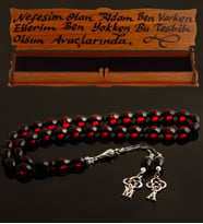 Kişiye Özel Metal Harfli Sürmeli Kırmızı Toz Kehribar Tesbih (Kırmızı)