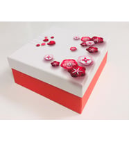 KUTU KALP ÇİÇEK KIRMIZI BEYAZ 19CM X 19CM X 8CM (Karışık)
