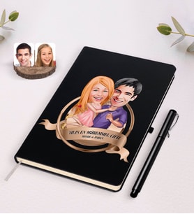 BK Gift Kişiye Özel Yılın En Mükemmel Çifti Karikatürlü Siyah Defter ve Kalem Hediye Seti-3