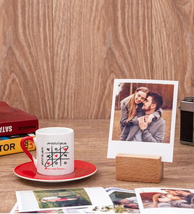 Aşk Her Zaman Kazanır Kırmızı Kahve Fincanı ve Ahşap Standlı Polaroid Set