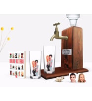 BK Gift Kişiye Özel Renkli Baskılı Sevgililer Karikatürlü İkili Rakı Bardağı Ahşap Rakı Standı ve Cep Kitabı Hediye Seti-85 (Model 1)