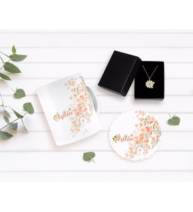 BK Gift Kişiye Özel Papatya Temalı Kupa Bardak Altlığı ve Çift İsimli Papatya Kolye Seti-2 (Model 1)