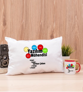 Yazılım Mühendisi Dikdörtgen Yastık ve Kırmızı Kupa Bardak