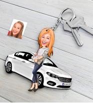 BK Gift Kişiye Özel Bayan FIAT Egea Figürlü Plakalı Ahşap Karikatür Anahtarlık-1 (Beyaz)
