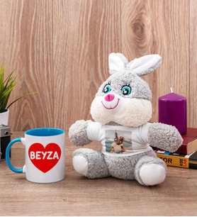 Sevgiliye Hediye İsim Yazılı Kalpli Mavi Kupa Bardak ve Peluş Tavşan