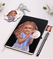BK Gift Kişiye Özel Kız Çocuk İllüstrasyon Tasarımlı Siyah Defter Kalem Ve Anahtarlık Hediye Seti-2 (Model 1)