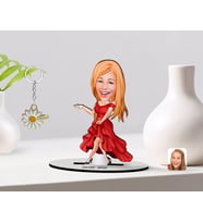 BK Gift Kişiye Özel Kadın Manken Karikatürlü 3D Ahşap Biblo ve İsimli Gold Papatya Anahtarlık-1 (Model 1)
