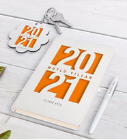 BK Gift Kişiye Özel 2024 Mutlu Yıllar Beyaz Defter Kalem ve Anahtarlık Hediye Seti-7 (Model 1)