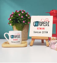 Ortapedi Uzmanı Ahşap Altlıklı Türk Kahvesi Fincanı ve Dekoratif Taş Baskı