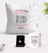 BK Gift Kişiye Özel Sınıf Öğretmeni Beyaz Kupa Yastık ve İsimli Papatya Kolye Hediye Seti-11 (Model 1)