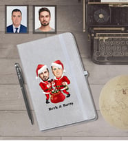 Kişiye Özel Yılbaşı Arkadaş Karikatürlü Gri Defter Kalem Hediye Seti Model-1