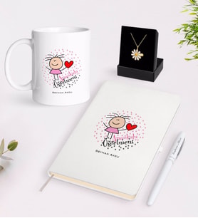 BK Gift Kişiye Özel Anaokulu Öğretmeni Beyaz Kupa Defter Kalem ve İsimli Papatya Kolye Hediye Seti-5 (Model 1)