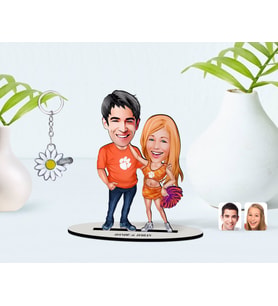 BK Gift Kişiye Özel Sevgililer Karikatürlü 3D Ahşap Biblo ve İsimli Silver Papatya Anahtarlık-54 (Model 1)