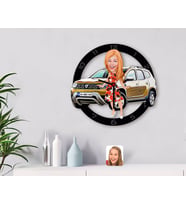 BK Gift Kişiye Özel Plakalı Kadın Dacia Duster Karikatürlü Ahşap Duvar Saati-1 (Beyaz)