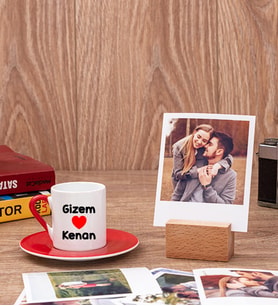 Sevgililere Özel İsim Yazılı Kırmızı Fincan ve Ahşap Standlı Polaroid Set