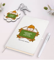 BK Gift Kişiye Özel Öğretmenler Gününüz Kutlu Olsun Beyaz Defter Kalem ve Anahtarlık Hediye Seti-4 (Model 1)