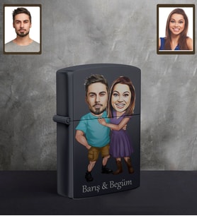 Kişiye Özel Sevgili Karikatürlü UV Baskılı Siyah Benzinli Çakmak Model 1