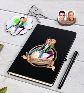 BK Gift Kişiye Özel Yılın En Mükemmel Çifti Karikatürlü Siyah Defter Kalem ve Anahtarlık Hediye Seti-35 (Model 1)