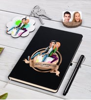 BK Gift Kişiye Özel Yılın En Mükemmel Çifti Karikatürlü Siyah Defter Kalem ve Anahtarlık Hediye Seti-35 (Model 1)