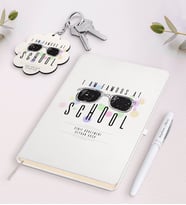 BK Gift Kişiye Özel Okulda Ünlüyüm Beyaz Defter Kalem ve Anahtarlık Hediye Seti-4 (Model 1)