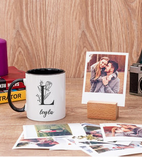 Baş Harfli Çiçek Tasarım Siyah Kupa Bardak ve Ahşap Standlı Polaroid Set