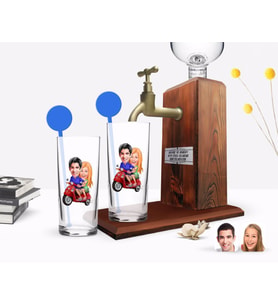 BK Gift Kişiye Özel Renkli Baskılı Sevgililer Karikatürlü İkili Vodka Bardağı ve Ahşap Vodka Standı Hediye Seti-10 (Model 1)