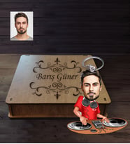 Kişiye Özel Dj Karikatürlü  Ahşap Anahtarlık Kutulu Bay-1