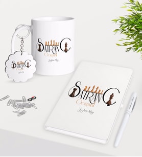 BK Gift Kişiye Özel Satranç Öğretmeni Kupa Anahtarlık Beyaz Defter Kalem Hediye Seti (Model 1)